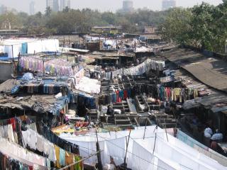 E' una nota lavanderia all'aperto di Mumbai, in India. Le rondelle, conosciuta localmente come Dhobis, opera a cielo aperto per lavare i vestiti dagli alberghi e ospedali di Mumbai._5